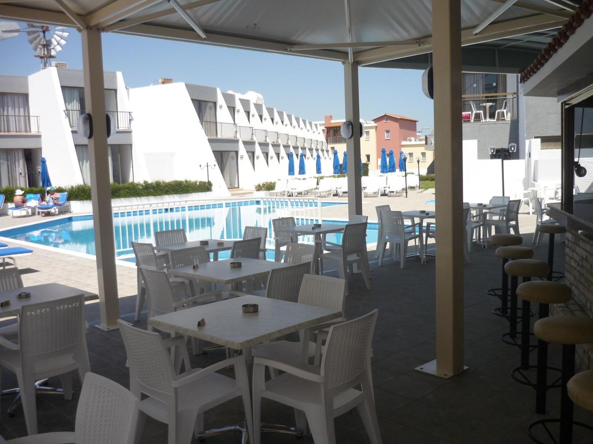 Penelope Beach Hotel Apts プロタラス エクステリア 写真