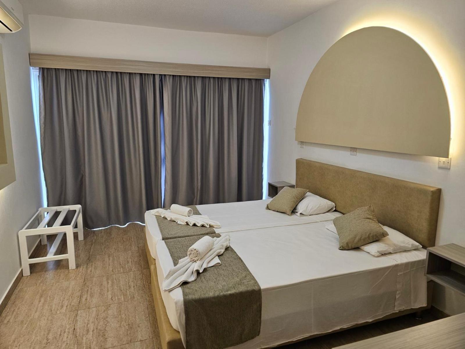 Penelope Beach Hotel Apts プロタラス エクステリア 写真